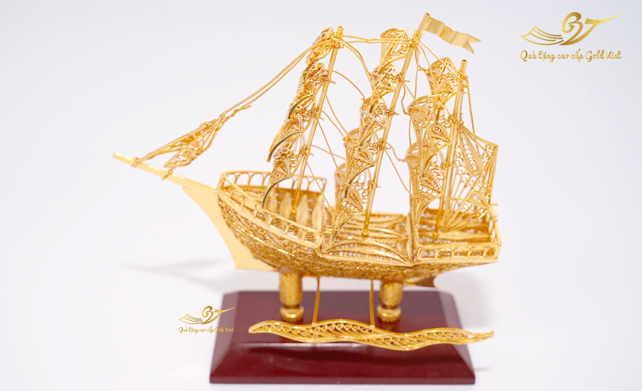 Mô hình thuyền buồm phong thủy mạ vàng tại Gold Việt 24K