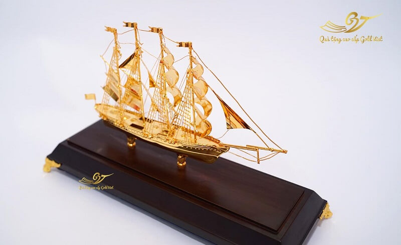 Mô hình thuyền buồm phong thủy mạ vàng2