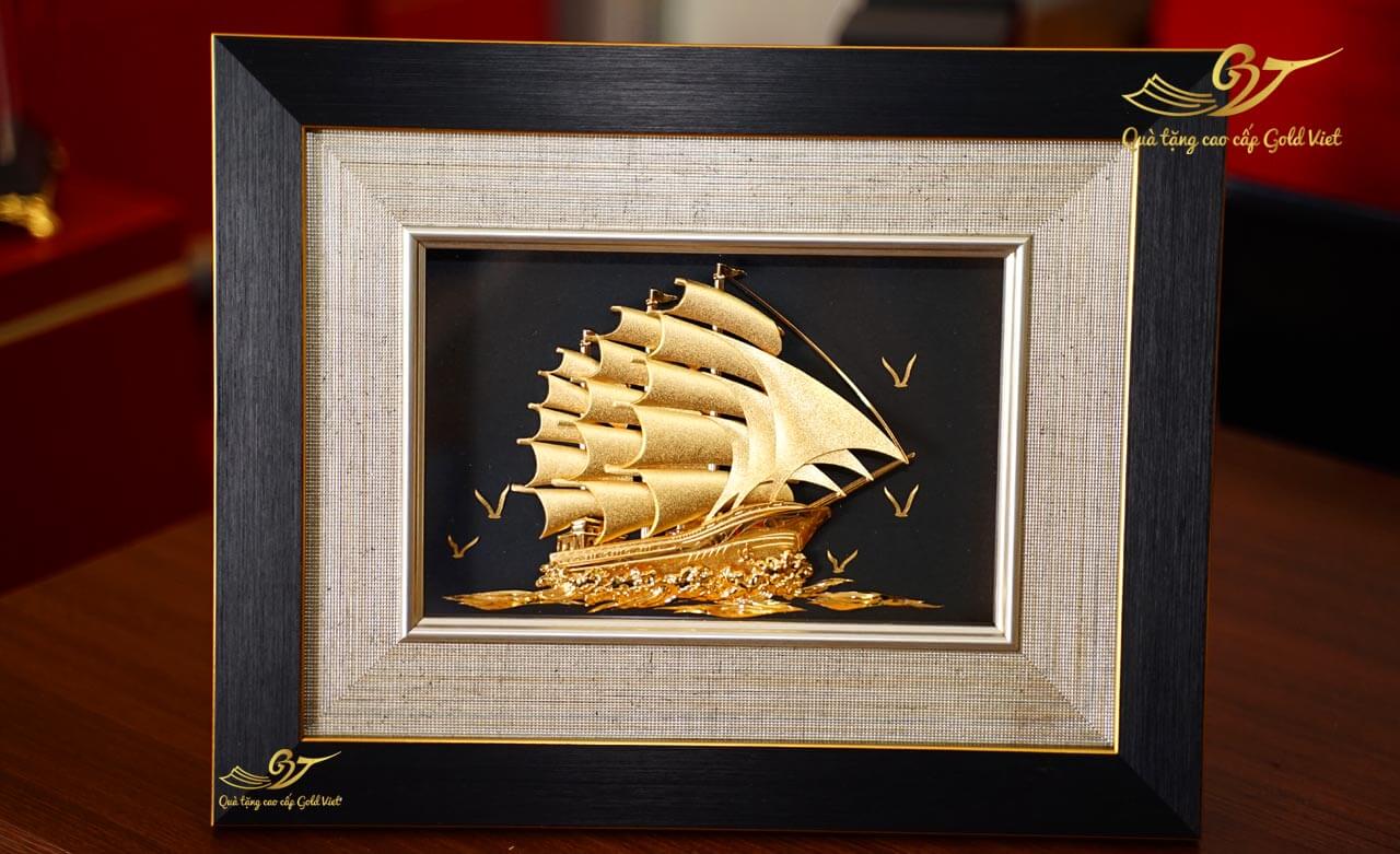 Tranh thuyền buồm mạ vàng là một bức tranh rất thích hợp cho người mệnh Mộc