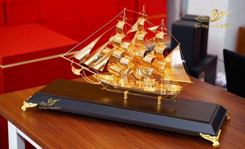 Mô hình thuyền buồm phong thủy mạ vàng1